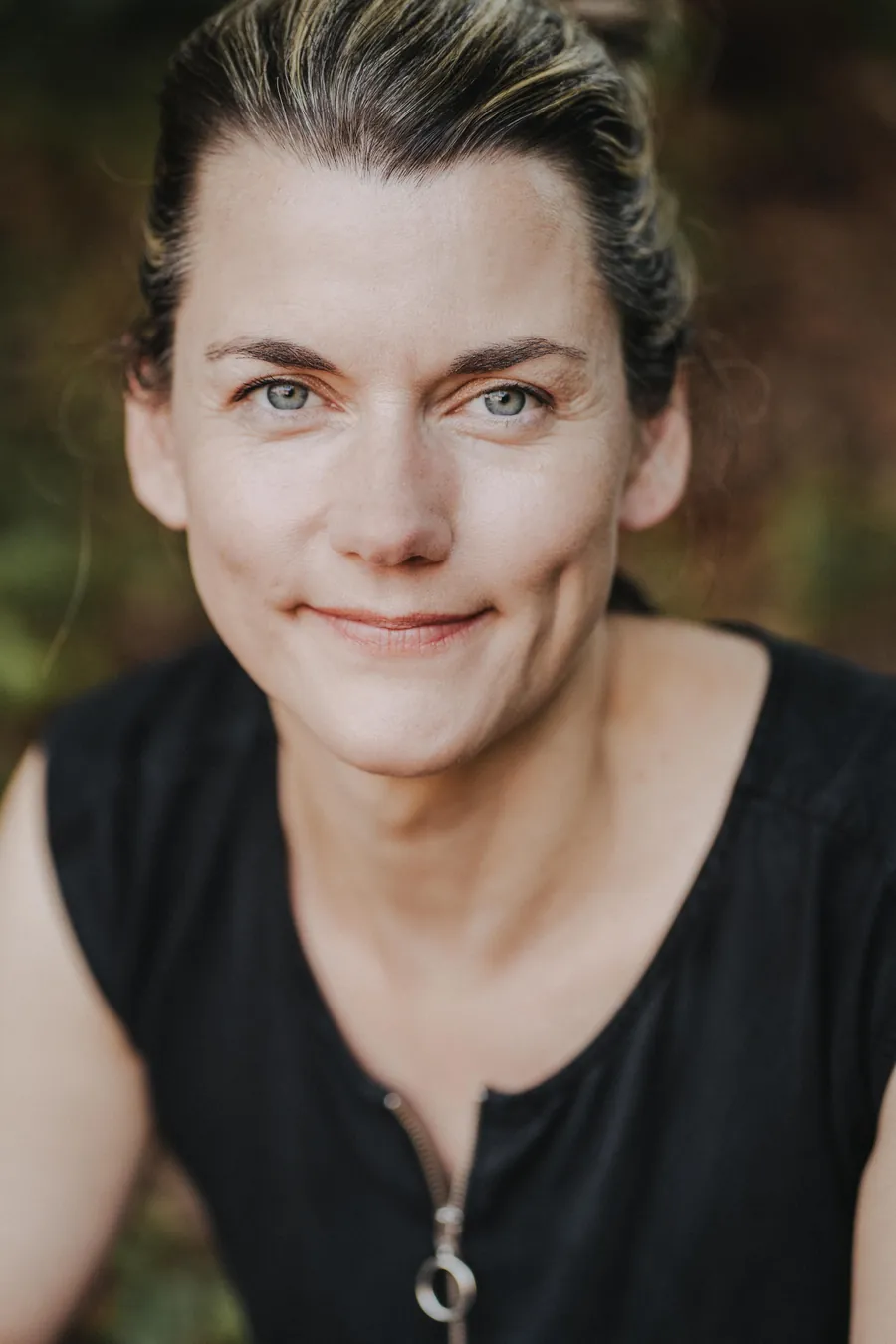 Porträt von Judith Rachel: Sie lächelt und schaut direkt in die Kamera